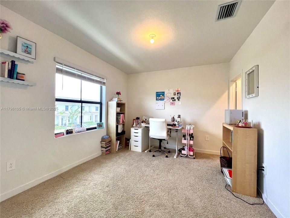 For Sale: $400,000 (3 beds, 3 baths, 1380 Square Feet)