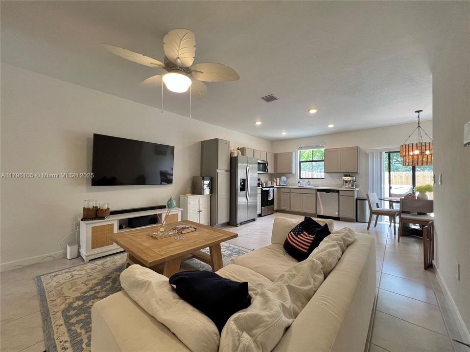 For Sale: $400,000 (3 beds, 3 baths, 1380 Square Feet)