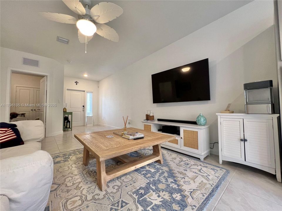 For Sale: $400,000 (3 beds, 3 baths, 1380 Square Feet)