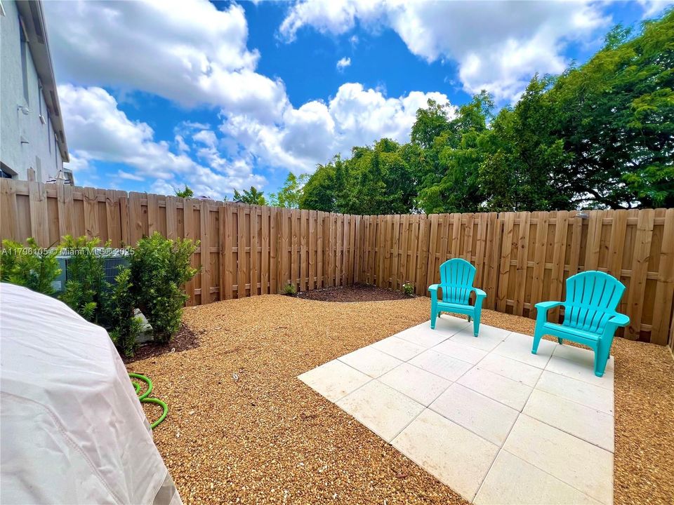 For Sale: $400,000 (3 beds, 3 baths, 1380 Square Feet)