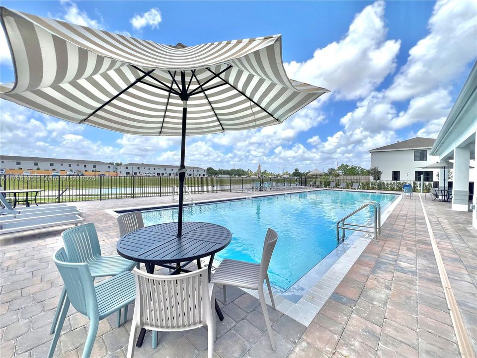 For Sale: $400,000 (3 beds, 3 baths, 1380 Square Feet)