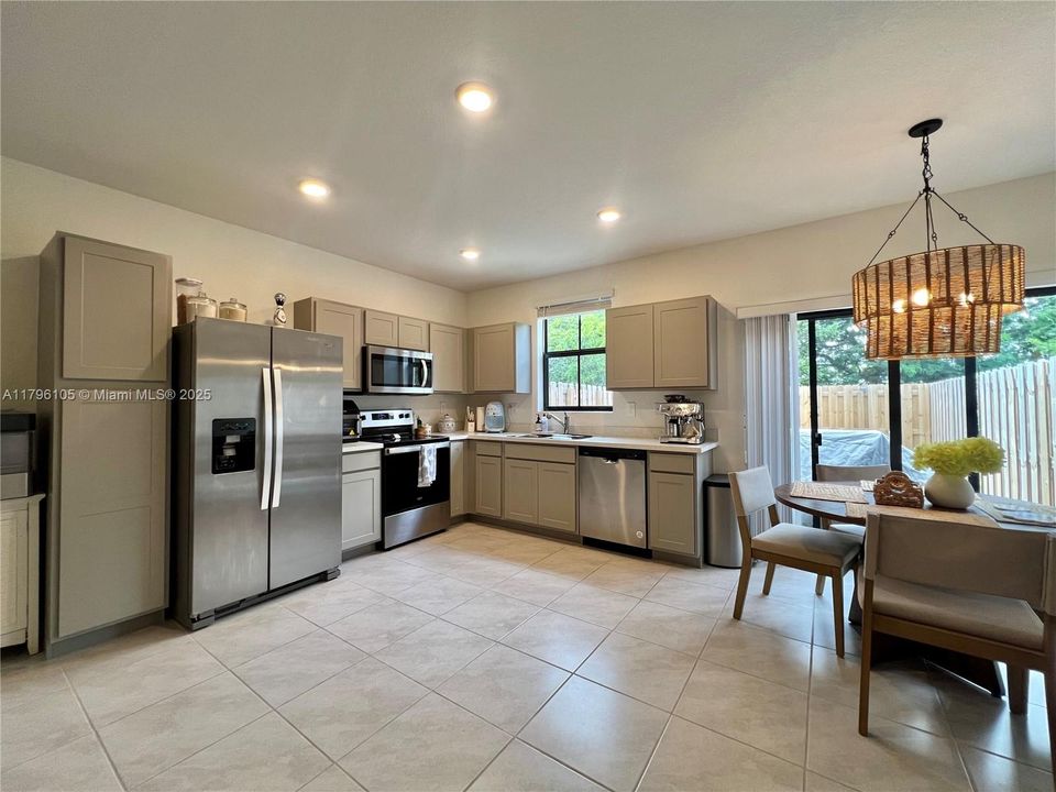 For Sale: $400,000 (3 beds, 3 baths, 1380 Square Feet)