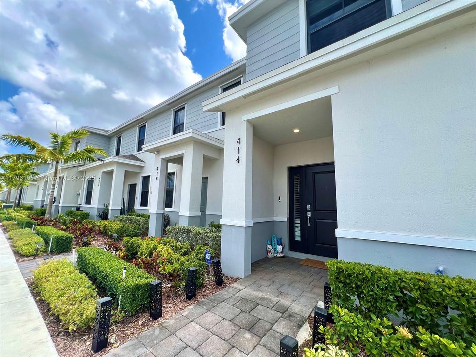 For Sale: $400,000 (3 beds, 3 baths, 1380 Square Feet)