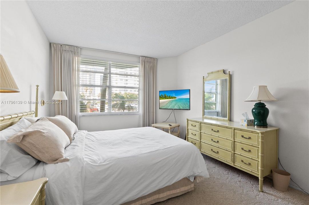 Recently Sold: $269,000 (1 beds, 1 baths, 870 Square Feet)