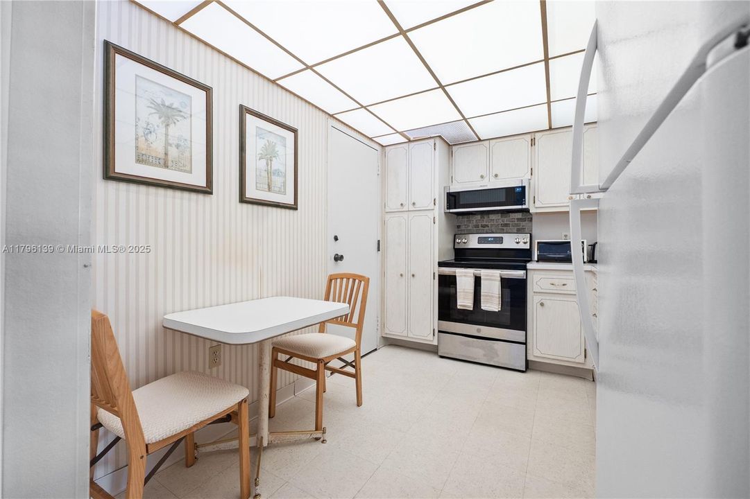 Recently Sold: $269,000 (1 beds, 1 baths, 870 Square Feet)