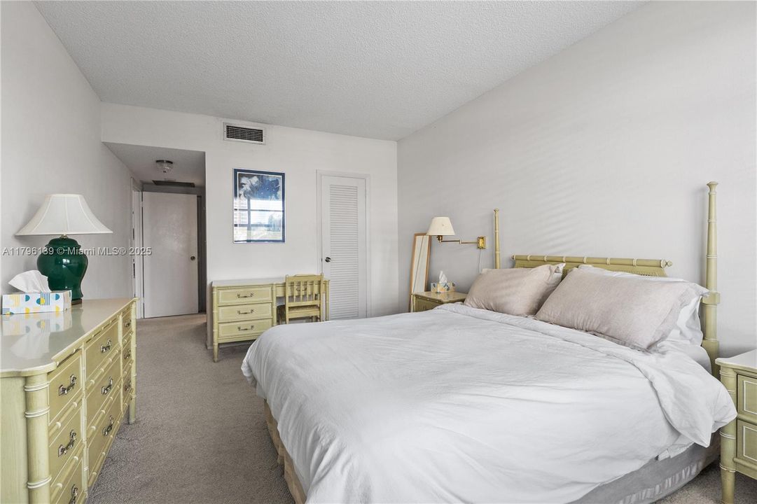 Recently Sold: $269,000 (1 beds, 1 baths, 870 Square Feet)