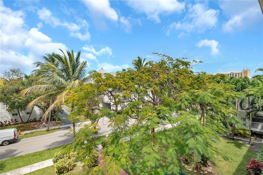 最近售出: $699,000 (3 贝兹, 2 浴室, 1100 平方英尺)