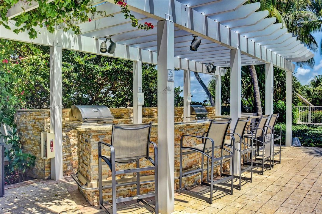 For Sale: $1,175,000 (2 beds, 2 baths, 1470 Square Feet)