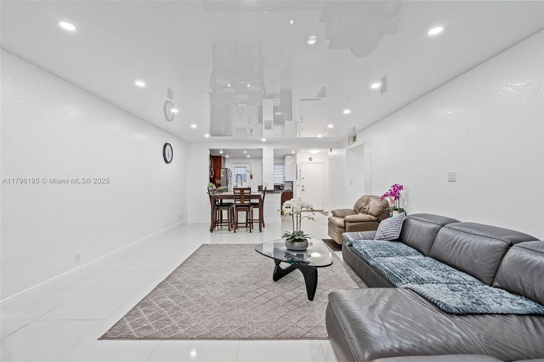 For Sale: $329,000 (2 beds, 2 baths, 1092 Square Feet)