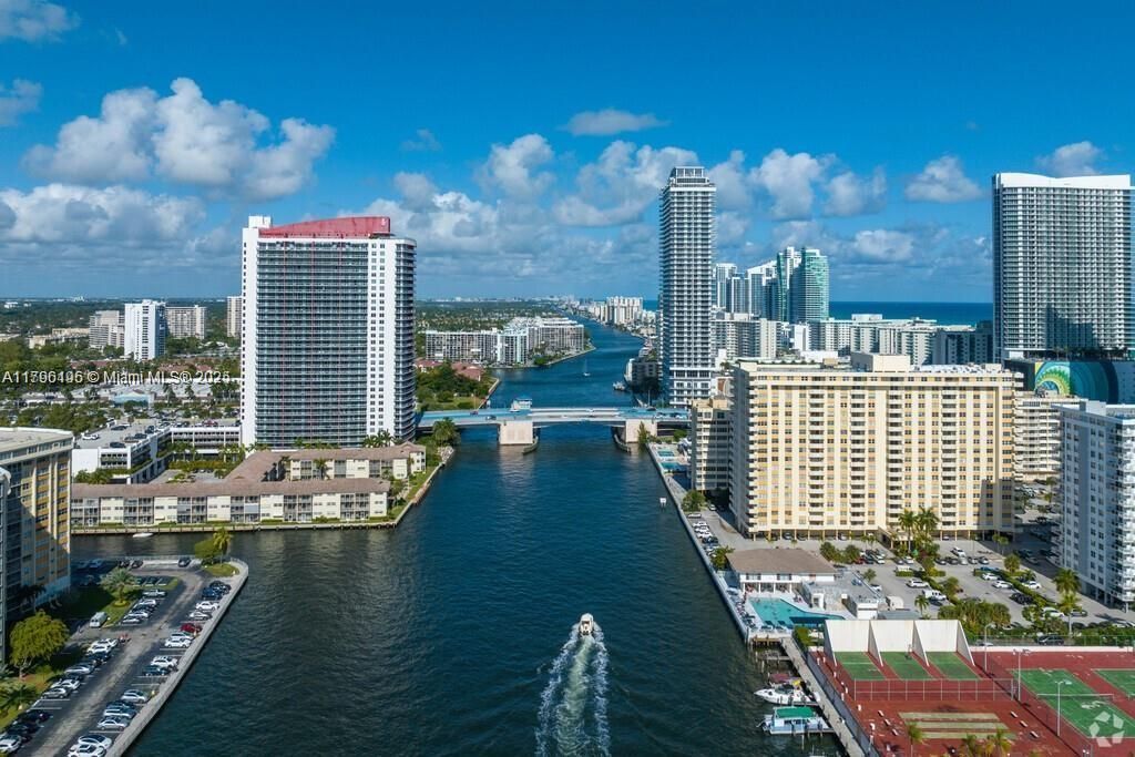 For Sale: $329,000 (2 beds, 2 baths, 1092 Square Feet)