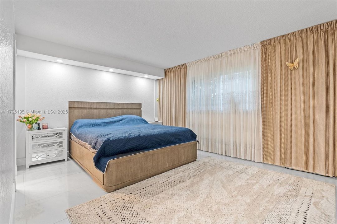 For Sale: $329,000 (2 beds, 2 baths, 1092 Square Feet)