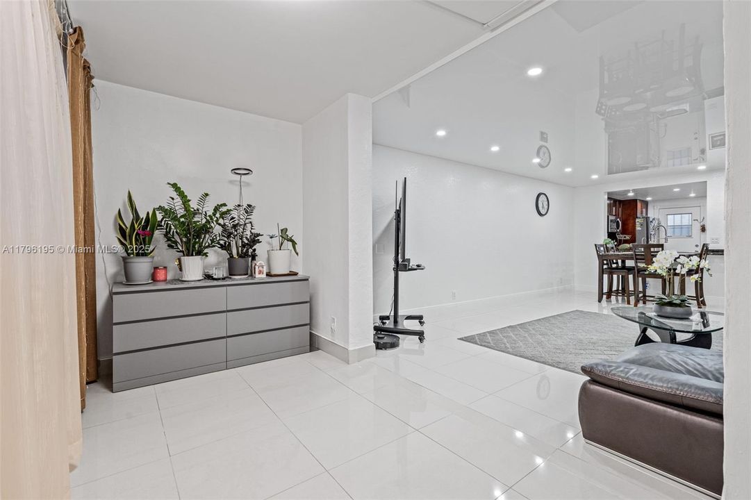 For Sale: $329,000 (2 beds, 2 baths, 1092 Square Feet)