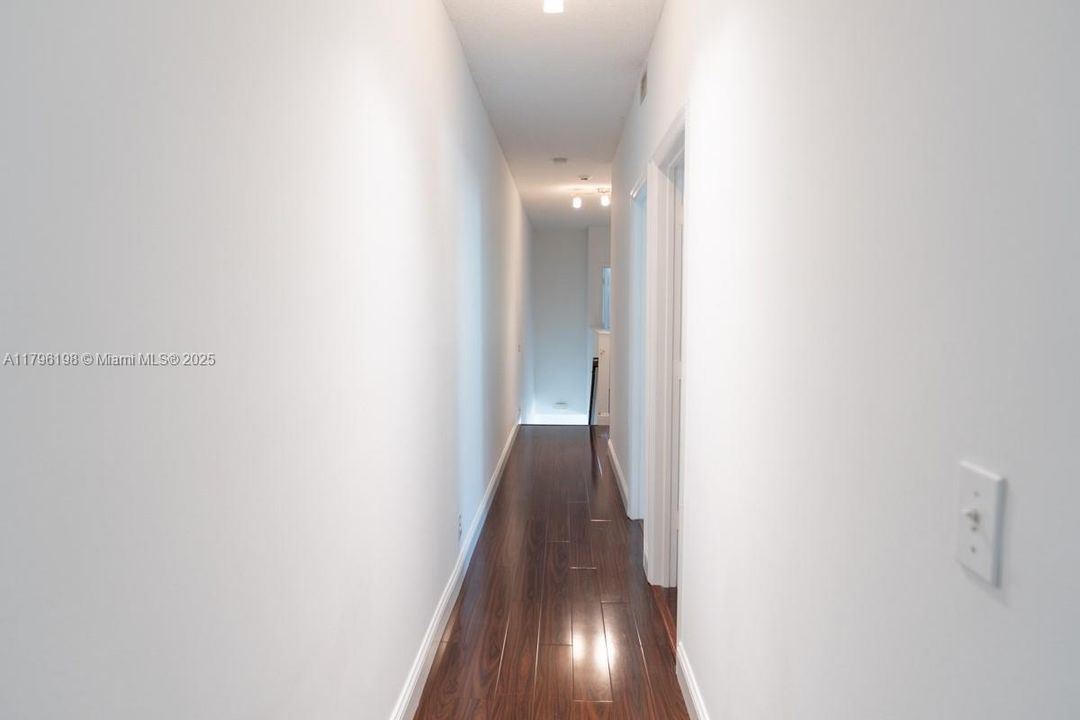 Под контрактом: $587,000 (4 спален, 2 ванн, 1737 Квадратных фут)