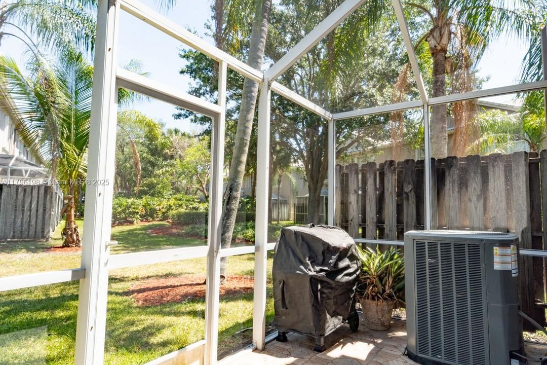 Под контрактом: $587,000 (4 спален, 2 ванн, 1737 Квадратных фут)