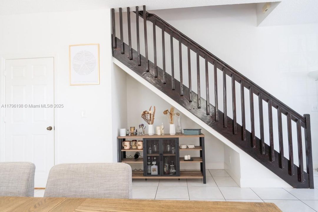 Под контрактом: $587,000 (4 спален, 2 ванн, 1737 Квадратных фут)