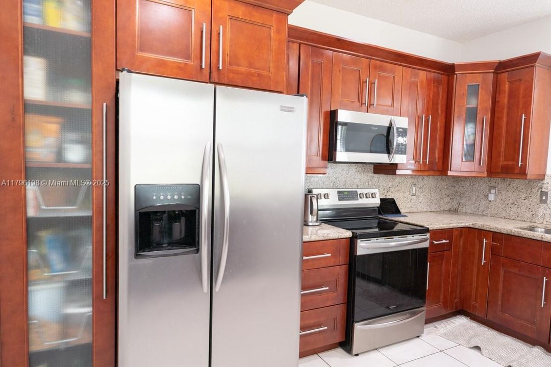 Под контрактом: $587,000 (4 спален, 2 ванн, 1737 Квадратных фут)