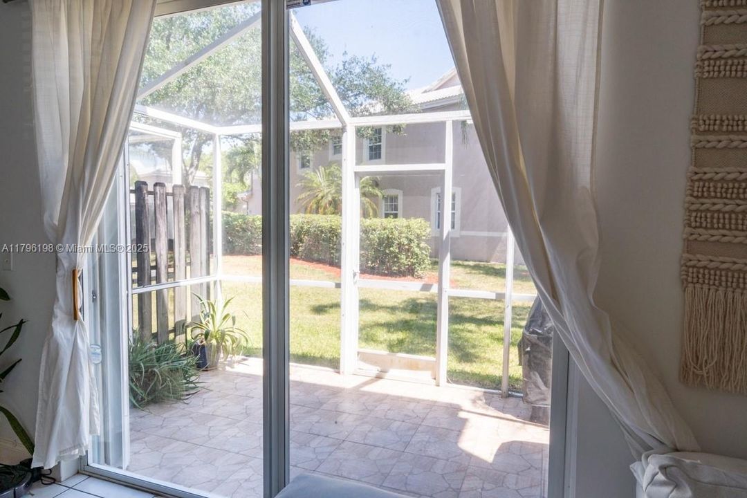 Под контрактом: $587,000 (4 спален, 2 ванн, 1737 Квадратных фут)