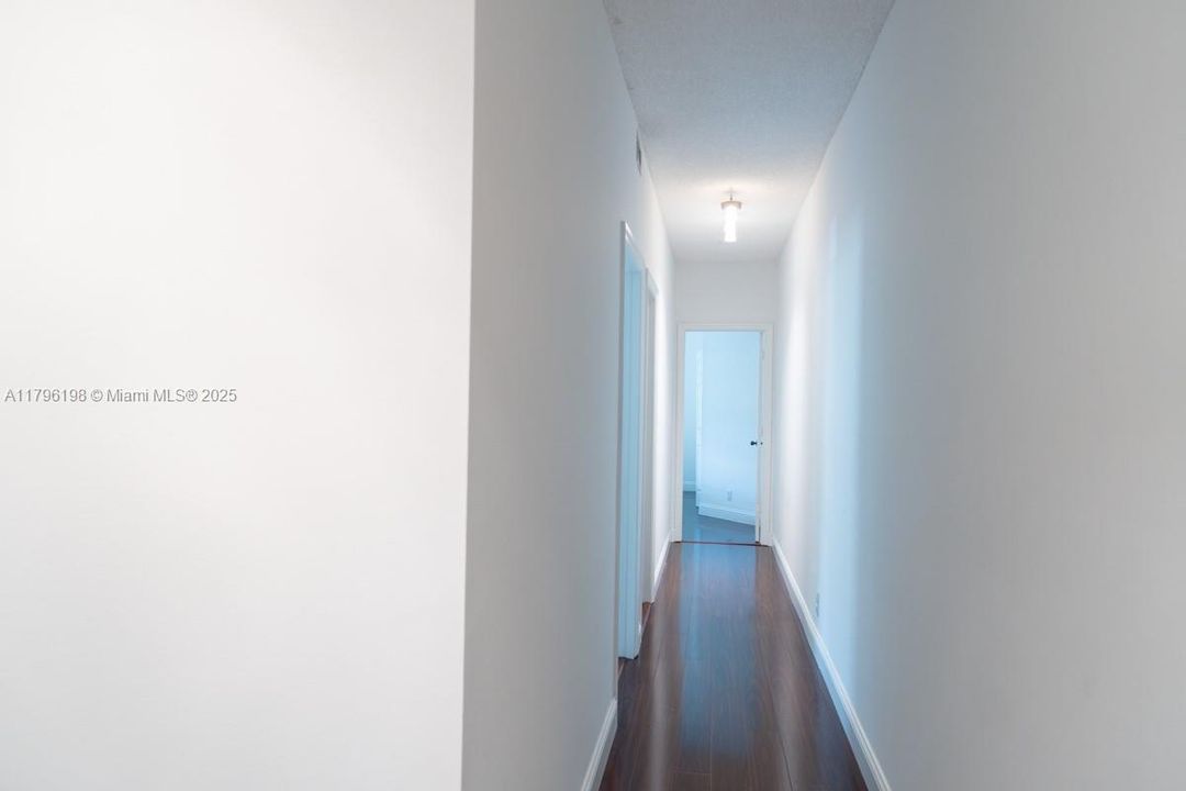 Под контрактом: $587,000 (4 спален, 2 ванн, 1737 Квадратных фут)