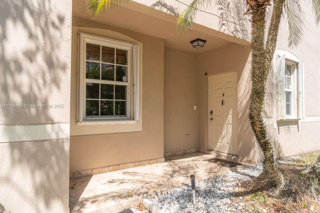 Под контрактом: $587,000 (4 спален, 2 ванн, 1737 Квадратных фут)