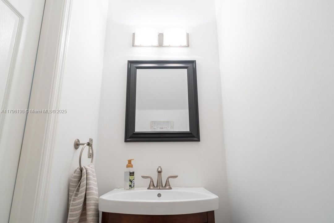 Под контрактом: $587,000 (4 спален, 2 ванн, 1737 Квадратных фут)