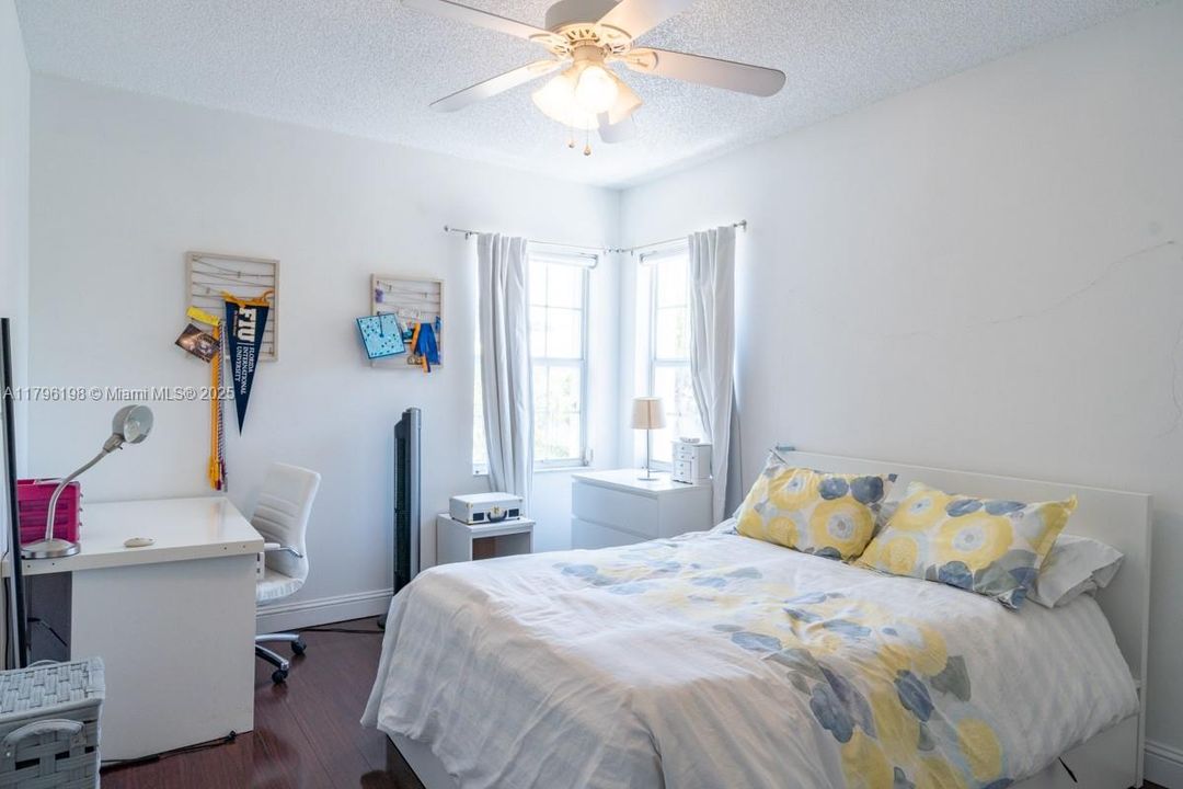 Под контрактом: $587,000 (4 спален, 2 ванн, 1737 Квадратных фут)