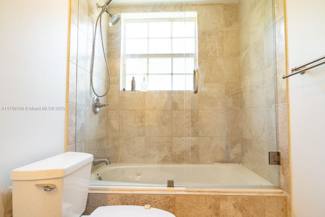 Под контрактом: $587,000 (4 спален, 2 ванн, 1737 Квадратных фут)