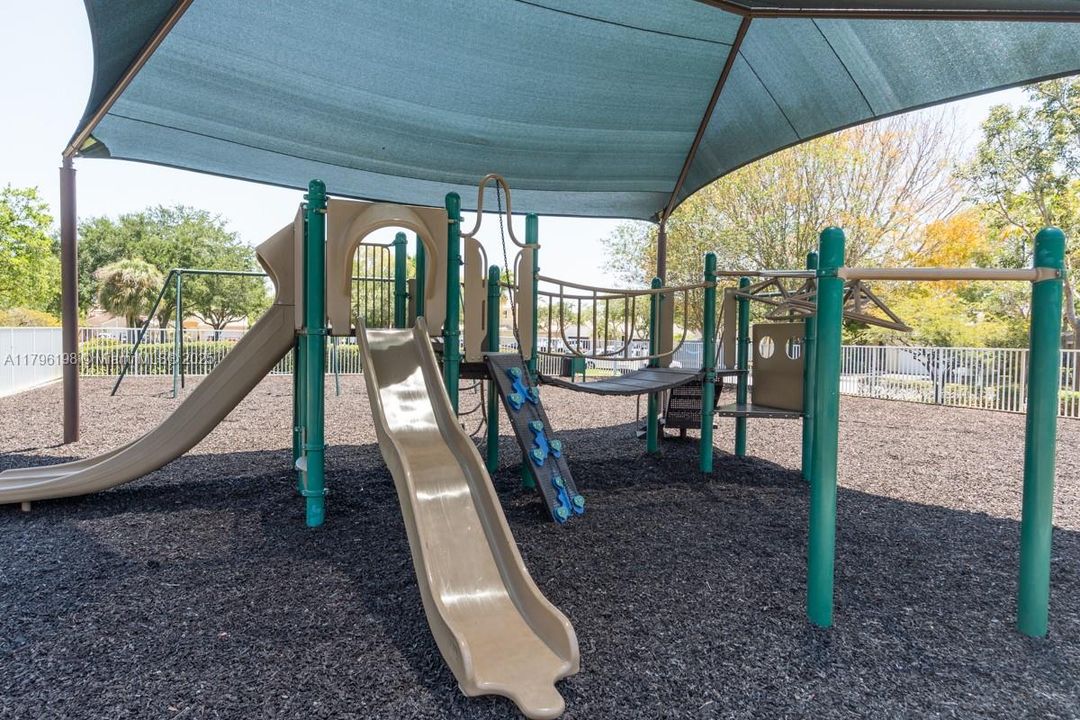 Под контрактом: $587,000 (4 спален, 2 ванн, 1737 Квадратных фут)