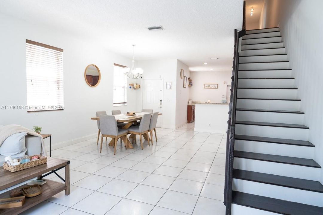 Под контрактом: $587,000 (4 спален, 2 ванн, 1737 Квадратных фут)