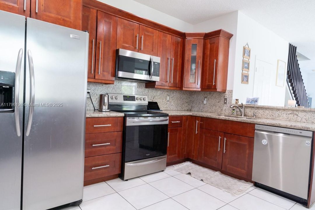 Под контрактом: $587,000 (4 спален, 2 ванн, 1737 Квадратных фут)