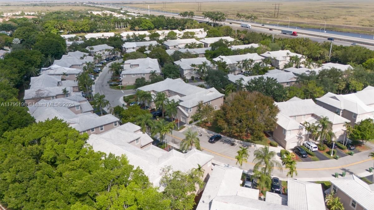 Под контрактом: $587,000 (4 спален, 2 ванн, 1737 Квадратных фут)