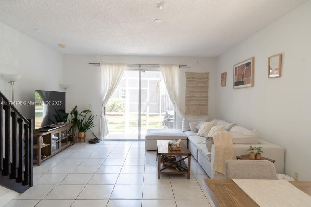 Под контрактом: $587,000 (4 спален, 2 ванн, 1737 Квадратных фут)