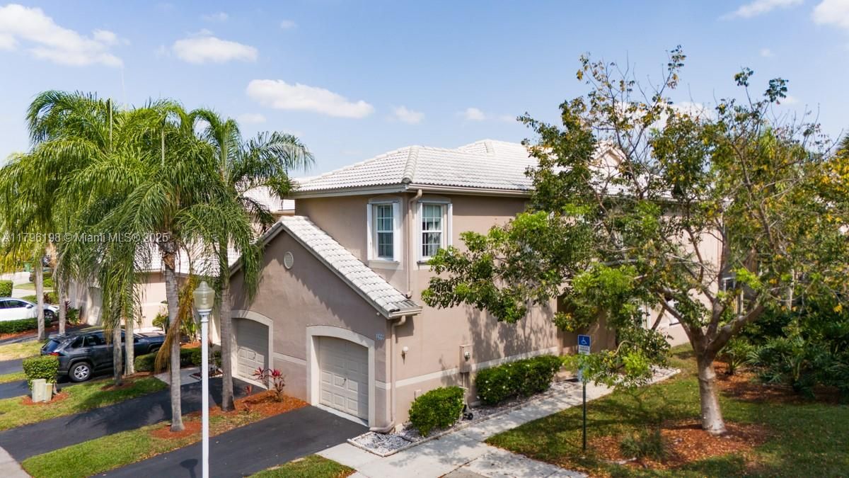 Под контрактом: $587,000 (4 спален, 2 ванн, 1737 Квадратных фут)