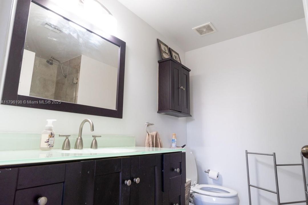 Под контрактом: $587,000 (4 спален, 2 ванн, 1737 Квадратных фут)