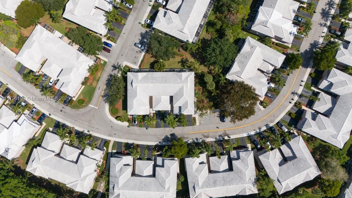 Под контрактом: $587,000 (4 спален, 2 ванн, 1737 Квадратных фут)