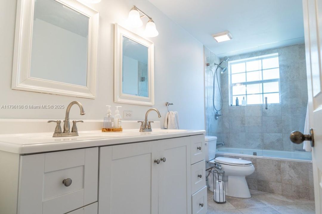 Под контрактом: $587,000 (4 спален, 2 ванн, 1737 Квадратных фут)