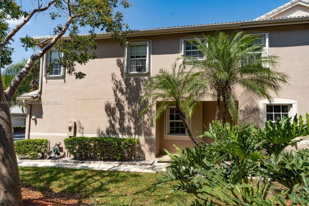 Под контрактом: $587,000 (4 спален, 2 ванн, 1737 Квадратных фут)