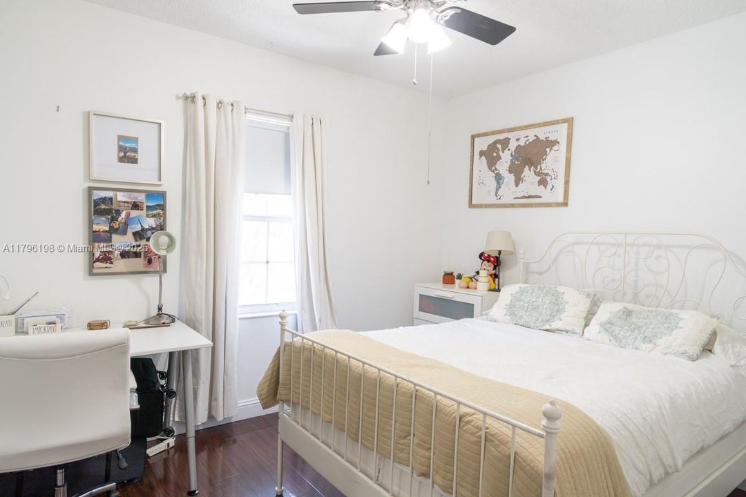 Под контрактом: $587,000 (4 спален, 2 ванн, 1737 Квадратных фут)