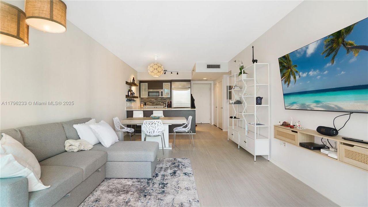 待售: $420,000 (1 贝兹, 1 浴室, 738 平方英尺)