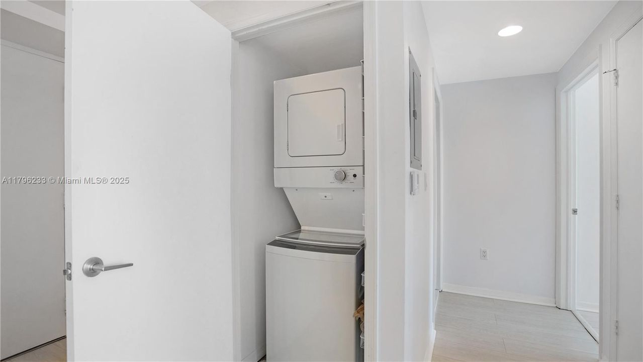 待售: $420,000 (1 贝兹, 1 浴室, 738 平方英尺)