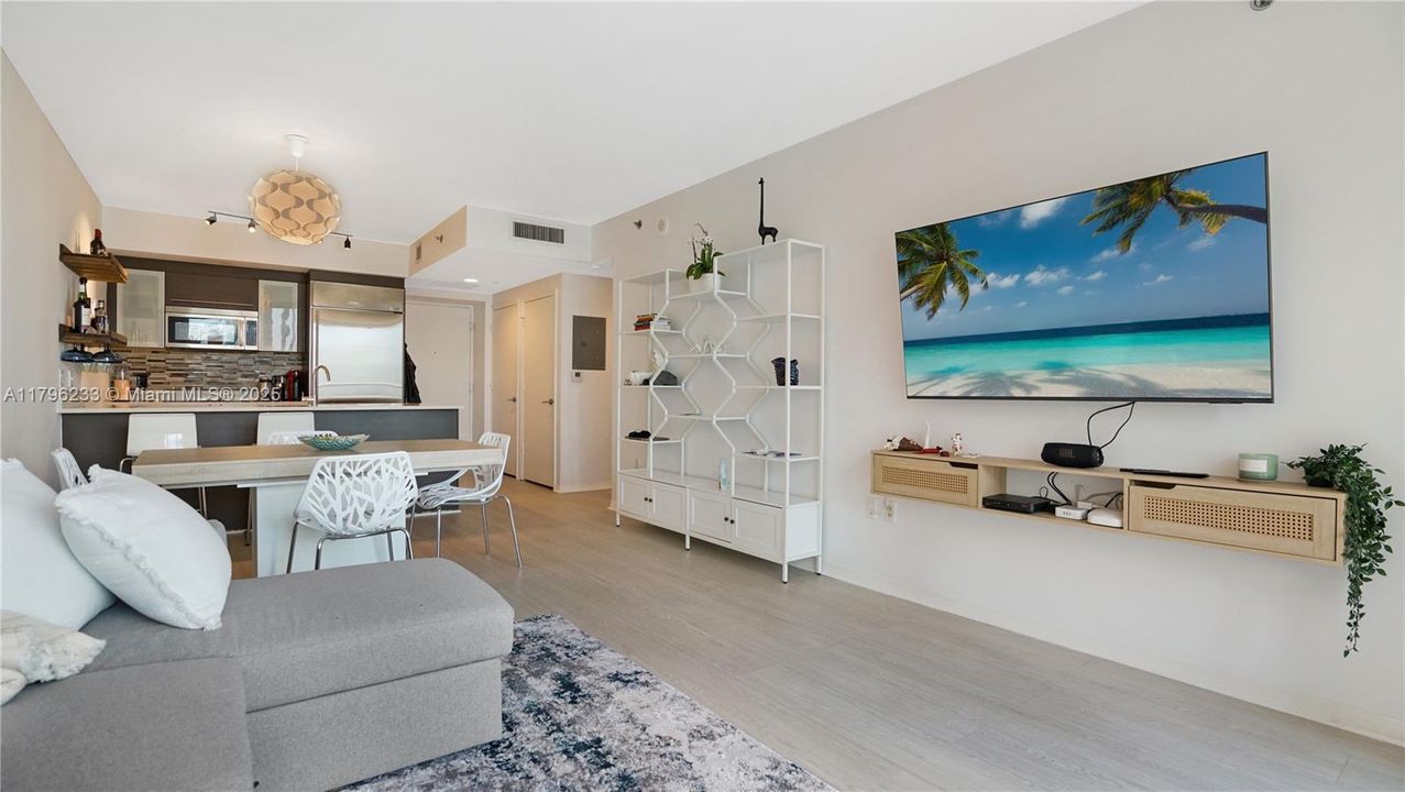 待售: $420,000 (1 贝兹, 1 浴室, 738 平方英尺)