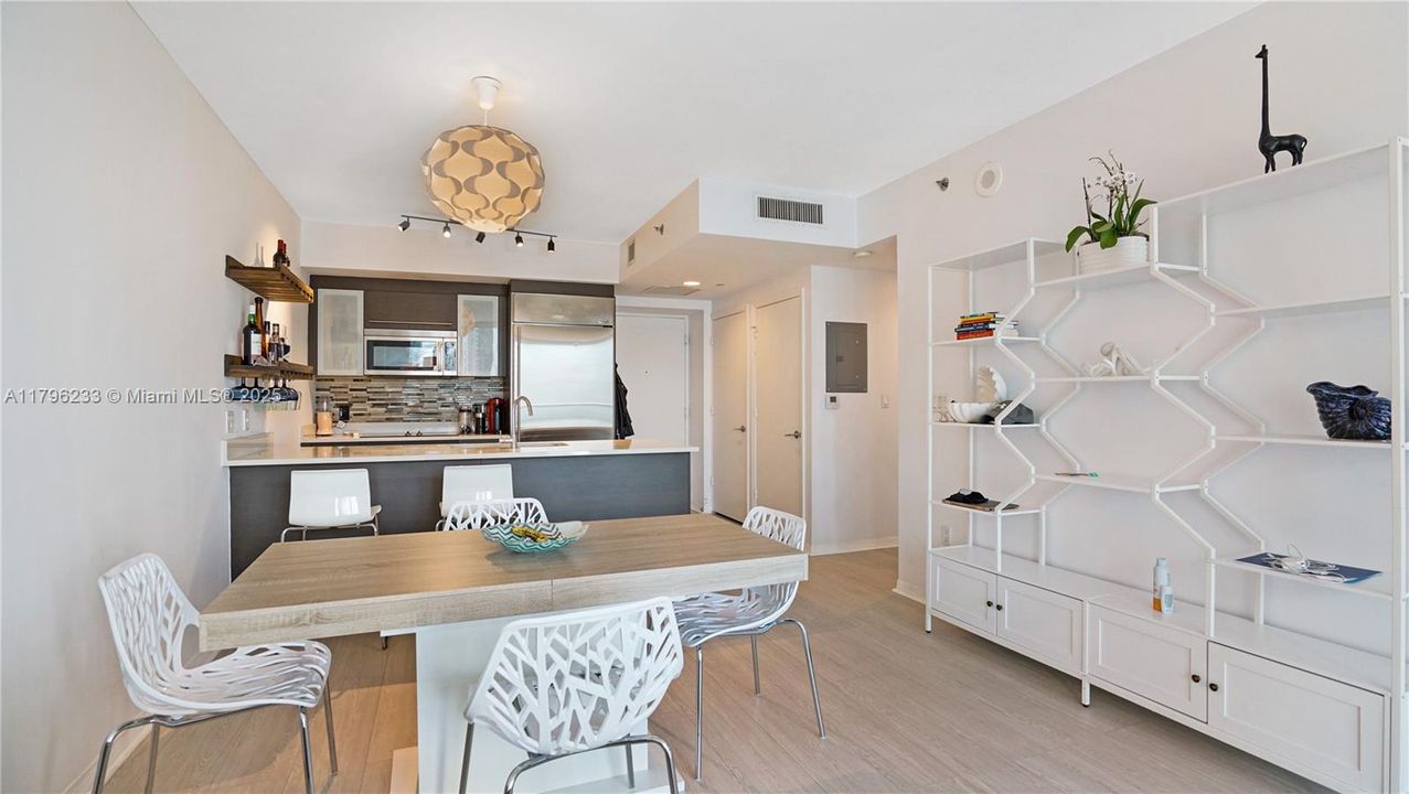 待售: $420,000 (1 贝兹, 1 浴室, 738 平方英尺)