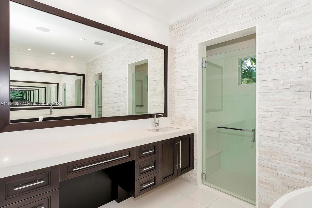 Recientemente alquilado: $17,000 (5 camas, 4 baños, 4056 Pies cuadrados)