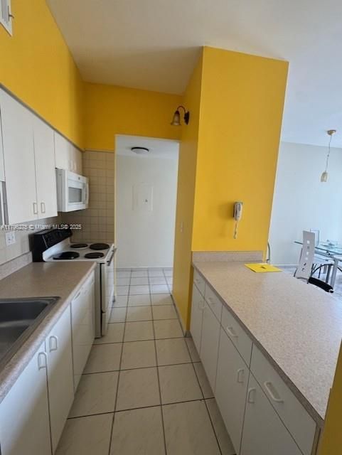 Active With Contract: $229,900 (2 beds, 2 baths, 840 Square Feet)