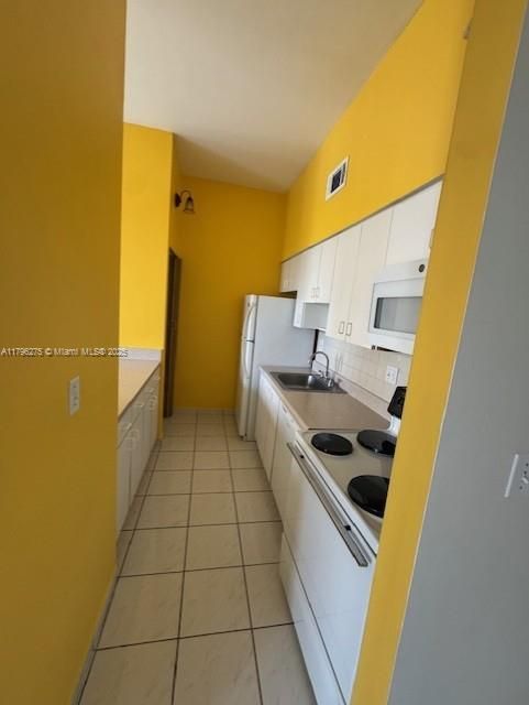 Active With Contract: $229,900 (2 beds, 2 baths, 840 Square Feet)