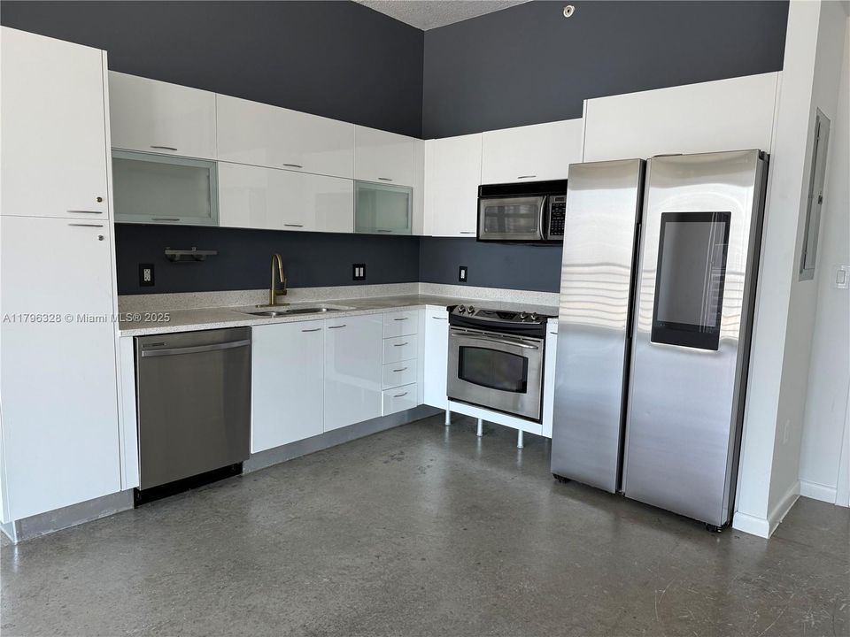 For Sale: $319,900 (1 beds, 1 baths, 651 Square Feet)