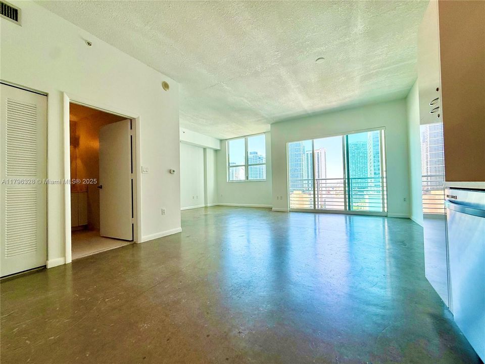 For Sale: $319,900 (1 beds, 1 baths, 651 Square Feet)