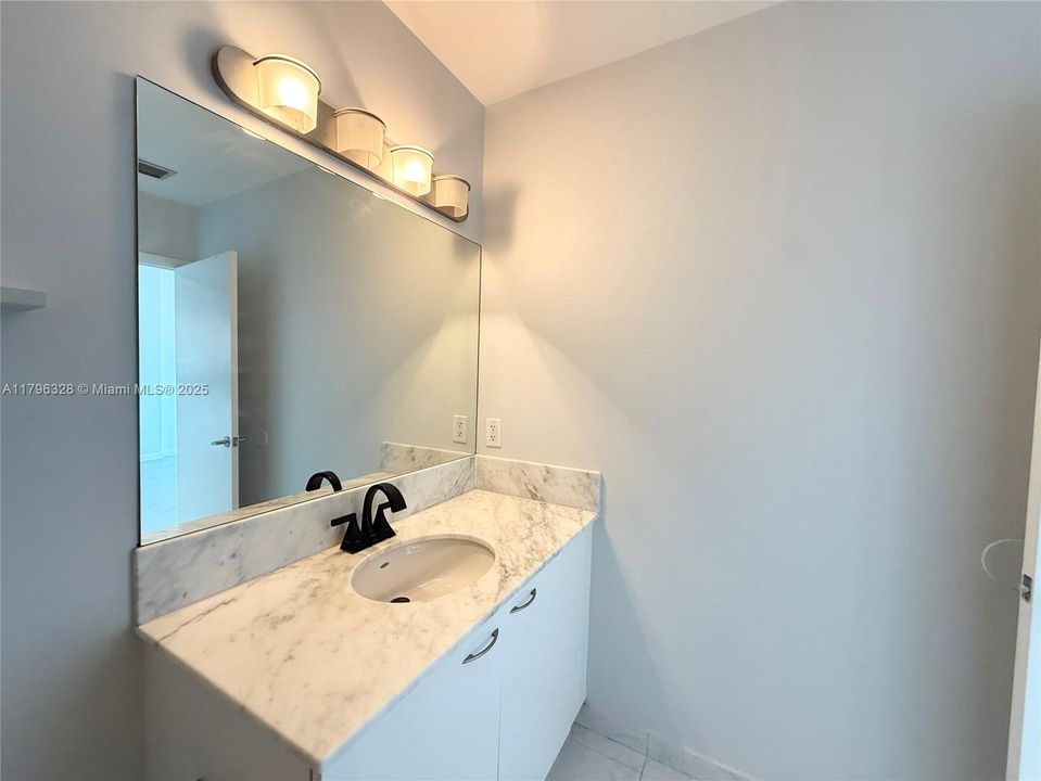 For Sale: $319,900 (1 beds, 1 baths, 651 Square Feet)