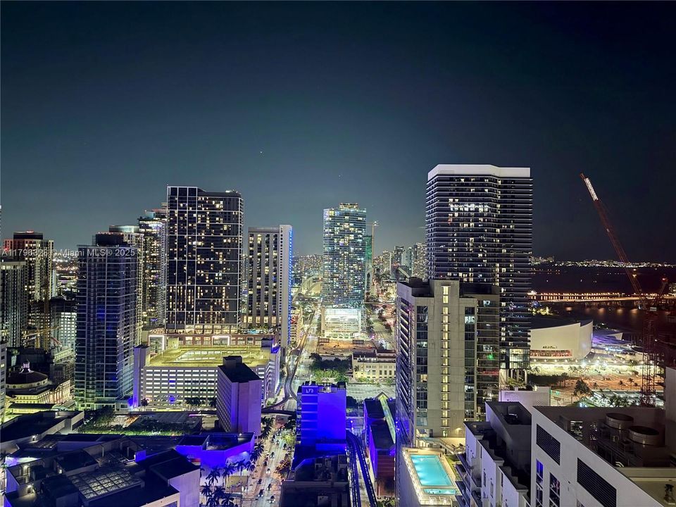 For Sale: $319,900 (1 beds, 1 baths, 651 Square Feet)