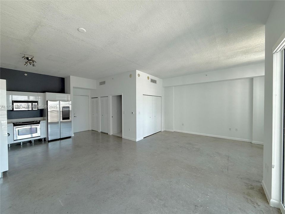 For Sale: $319,900 (1 beds, 1 baths, 651 Square Feet)