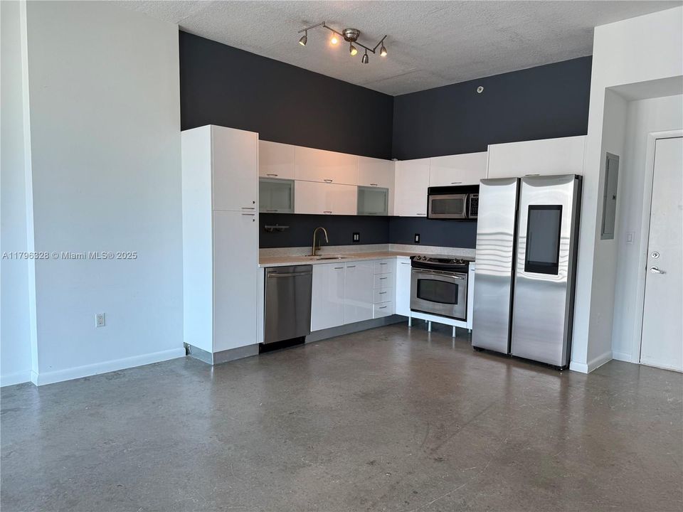 For Sale: $319,900 (1 beds, 1 baths, 651 Square Feet)